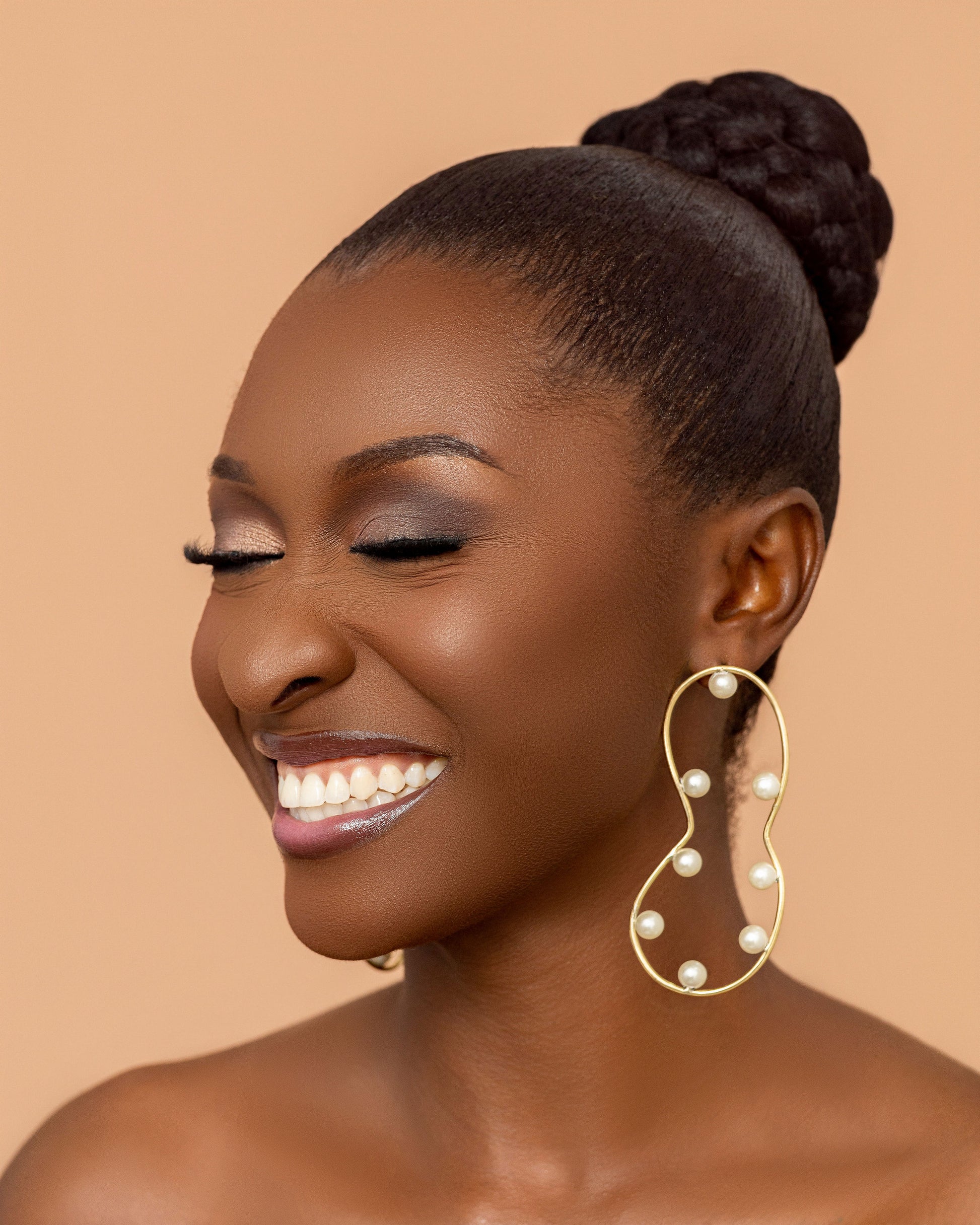 Sculptural pearl earrings inspired by Ghanaian culture