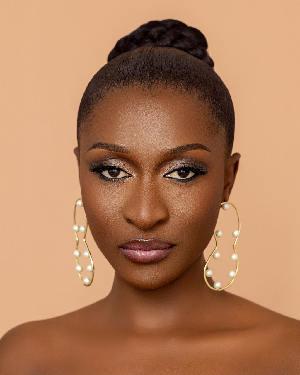 Sculptural pearl earrings inspired by Ghanaian culture