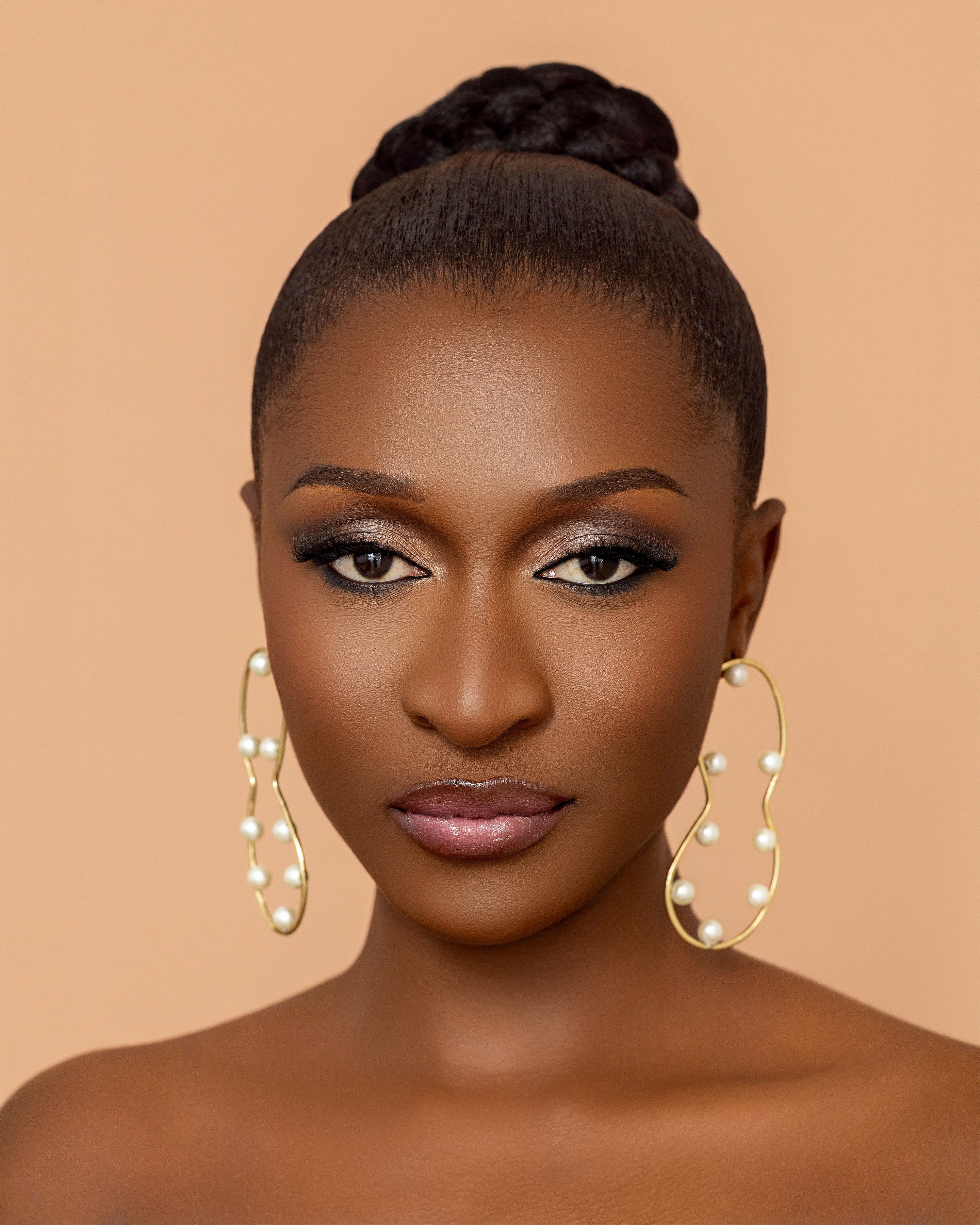 Sculptural pearl earrings inspired by Ghanaian culture